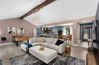 The Sinatra - Fun, 5BD Home! Huge Pool! Game Room!