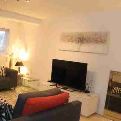 Skyline Haven: Modern 2BR w/ Free Parking & 4kTV Others