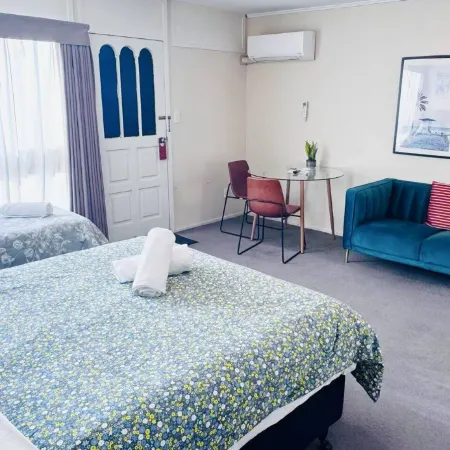 Merivale Court Large Studio-Unit 2 Отели рядом с достопримечательностью «Папани»