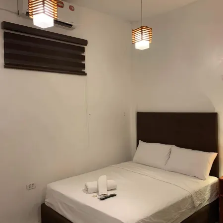 Room 104 Studio-type queen bed nearSM/Robinson pampang Отели рядом с достопримечательностью «Центр изучения капампанганского языка»