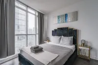 Downtown Toronto luxury condos - balcone