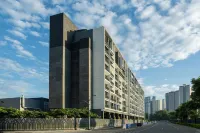 2BR Luxury Lower Penthouse in Mckinley West