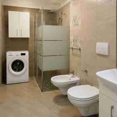 Deluxe by Hillside Apartments Others