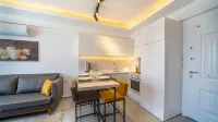 Midpoint Suites - Deluxe Suite 104