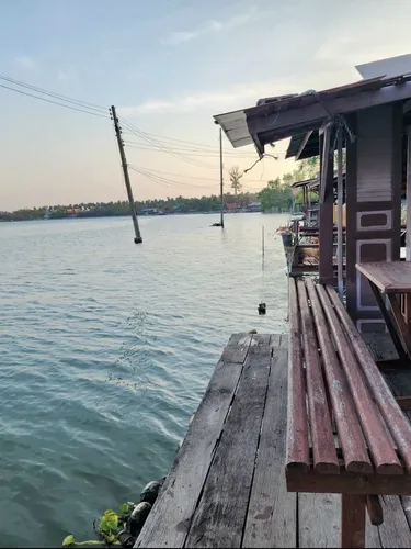 รูปภาพของเรือนรอยน้ำ บ้านกามเทพ อัมพวา โฮมสเตย์