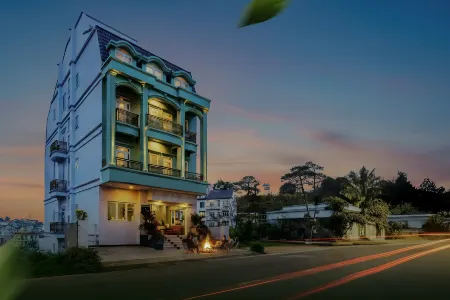 Bee Luxury Hotel Dalat Отели рядом с достопримечательностью «Truc Lam Temple»