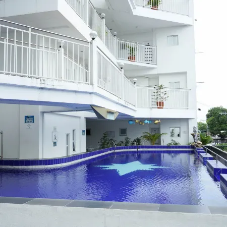 Modern 1-Bedroom Apartment, Gym & Pool Access