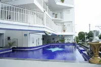 Modern 1-Bedroom Apartment, Gym & Pool Access - 屋上プール