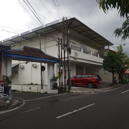 OYO 95103 Madiun Dkost Syariah Отели в г. Мадиун