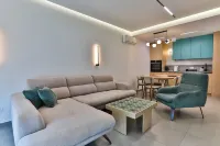 FortunaMax One-Bedroom Apartment with City View - Homestays