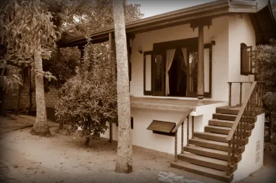 The Waves Beach Chalets Hotel dekat Sri Pancha Thuparamaya