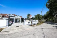 5BR The Cozy Home with container house (20 pax) Hotels in Tanjong Sepat