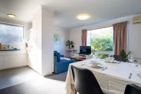 Bright 2B Private Yard @Highton Hotels in 