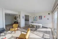Seaview Apartment on the Beach - Free Parking!
