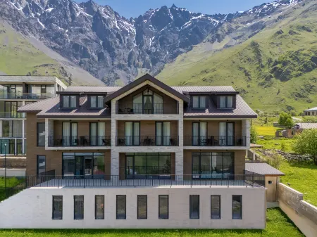 Residence Kazbegi Отели в г. Степанцминда