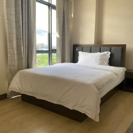 Gentry Manor - 1BR w/ balcony Fast WIFI facing Okada Near NAIA -8U
