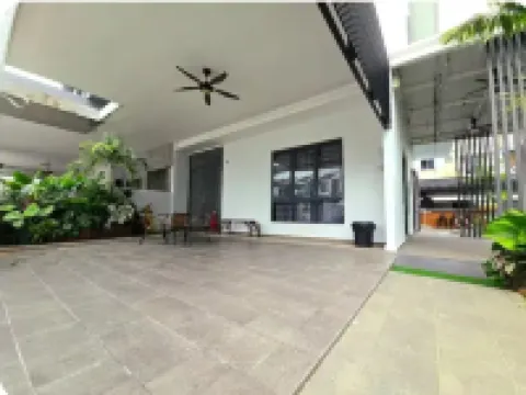 Cozy Home/Pool Cinema/Karaoke Jonker 1.2 km 20+8pax