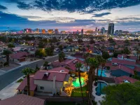9 min to Strip, pool, casino games and mini golf - Pools