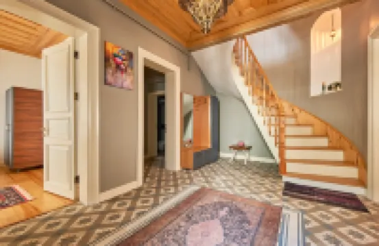 Nostalgic & Comfortable Historical Home!