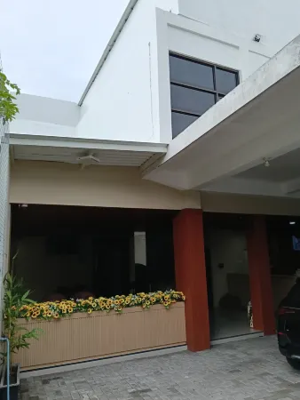 Sunflower Hotel syariah near Juanda airport Отели в г. Sedati