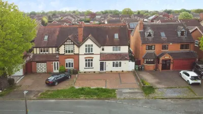 Luxurious 7-Bedroom Home in Solihull, close to NEC فنادق في 