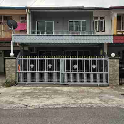 97 Homestay(HuiSing) 3R2B 8pax 2 CarPark Hotel Exterior