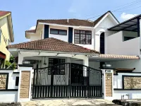 Spacious Classic 4BR Family Haven I Simpang Ampat by Jovial -  case vacanza in affitto