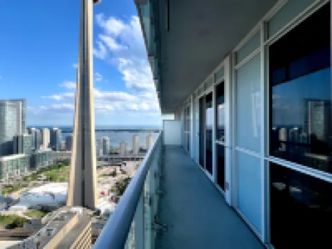 DT2BR2BA CN tower &lake view/ parking king bed