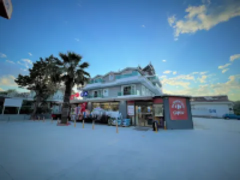 Midpoint Suites - Deluxe Suite 104