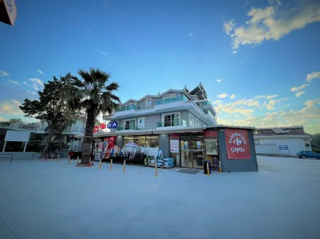 Midpoint Suites - Deluxe Suite 104