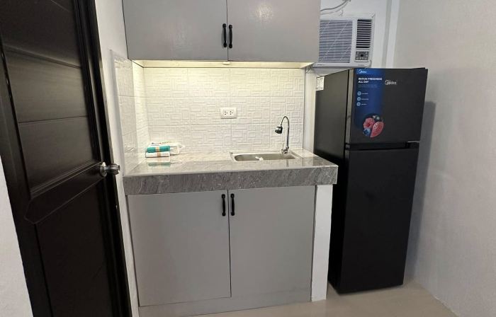 Cozy Studio Type unit w/ TV, Wifi, hotshower & ref