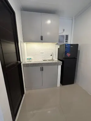 Cozy Studio Type unit w/ TV, Wifi, hotshower & ref - parking