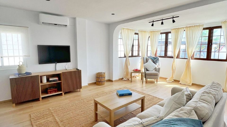 ELIÁ Stylish Holiday Chalet with Private Pool, BBQ