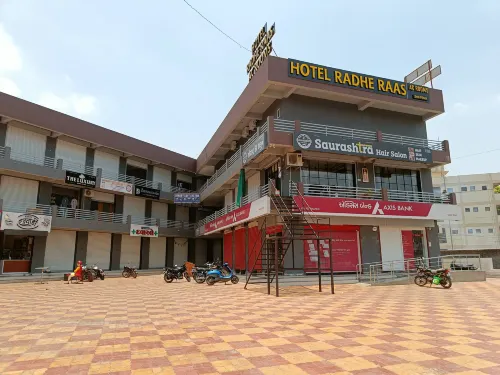 Hotel Radhe Raas - موقف سيارات