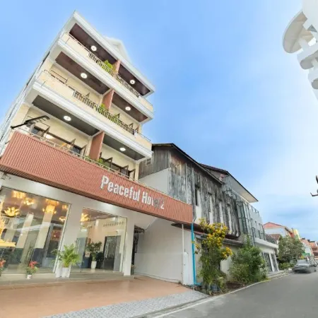 Peaceful 2 Hotel Отели рядом с достопримечательностью «Ват Онг Тэу Махавихан»