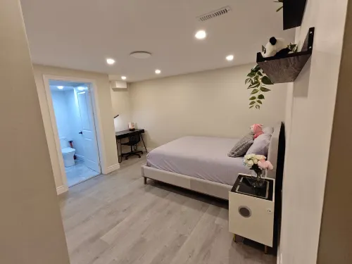 Stylish 3BR Private Basement Apartment with 3 Bath - Homestays