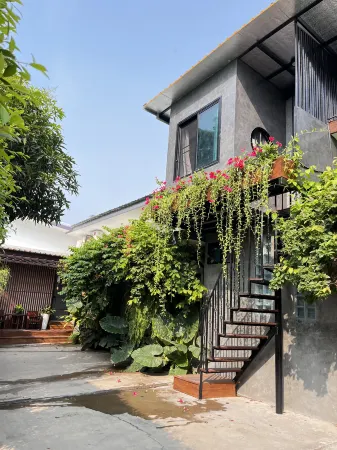 Baan pak Bhunga 199 Отели рядом с достопримечательностью «Wat Sutthawas»