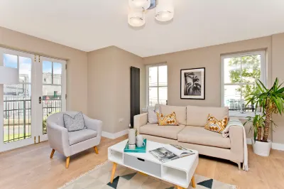 Modern central 2 bedroom apartment with parking Hôtels à : Broughton