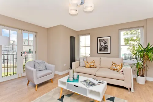 Modern central 2 bedroom apartment with parking