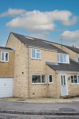 5 BD 3 bath/3 Car Drive/Large Garden/Pet Friendly - 4-Star