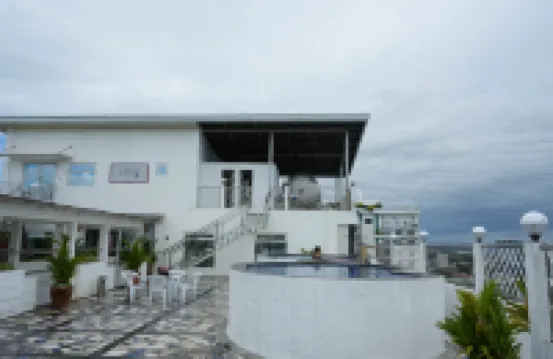 Modern 1-Bedroom Apartment, Gym & Pool Access