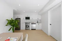 Modern 2BR Retreat | Marpole Near YVR - 2 ดาว