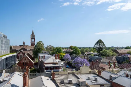Modern 2B Apt with Views Near Swinburne University