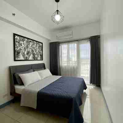 A Cozy 2 Bedroom Unit with a Parking at South Residences SM Southmall Rooms