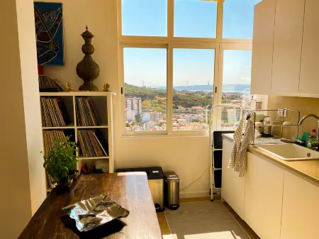 Deluxe 3-bedroom Duplex with stunning Lisbon views Отели в г. Круш-Кебрада — Дафунду