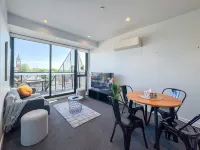 Modern 2B Apt with Views Near Swinburne University 霍索恩區酒店