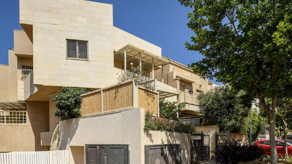 Luxurious Family Three Story House by Sea N' Rent