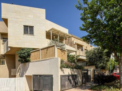 Luxurious Family Three Story House by Sea N' Rent
