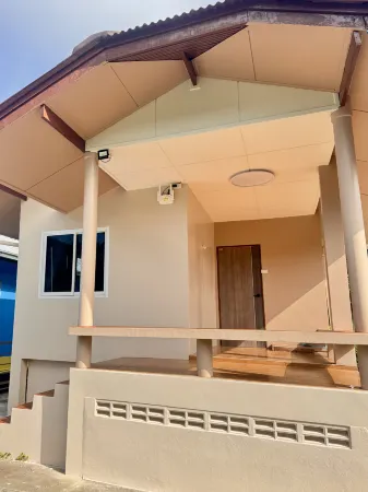 Sea you soon at Kohsichang Отели рядом с достопримечательностью «Chao Por Khao Yai Shrine»