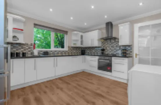 Muirton House 2 - 4 Bed House, 4 Car Driveway, 2 Bathrooms, Smart TVs in every room